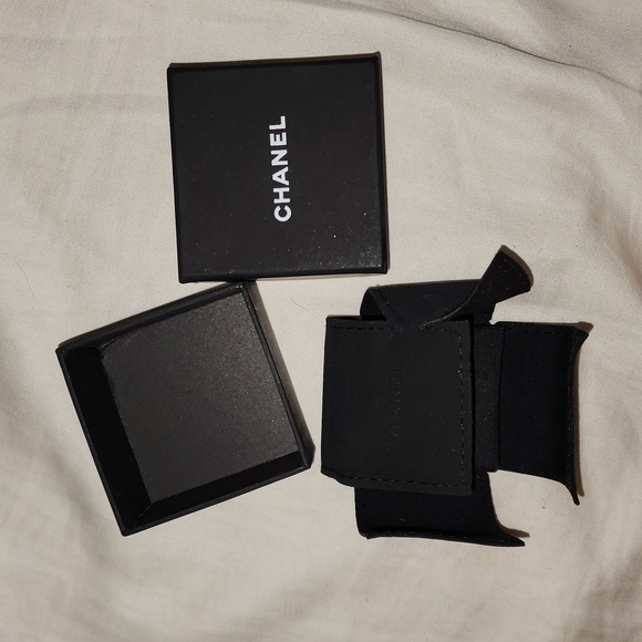 Chanel earrings boxes - Picture 2 of 3